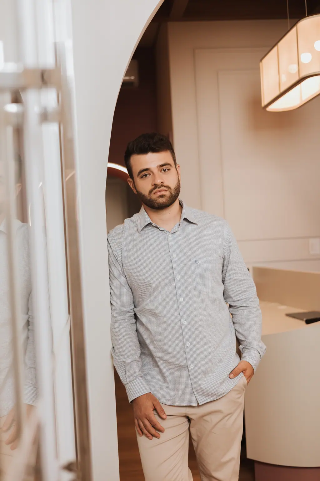 Dr. Lucas Vitório na porta do consultório de psiquiatria na Clínica Parentalli, em Tubarão/SC