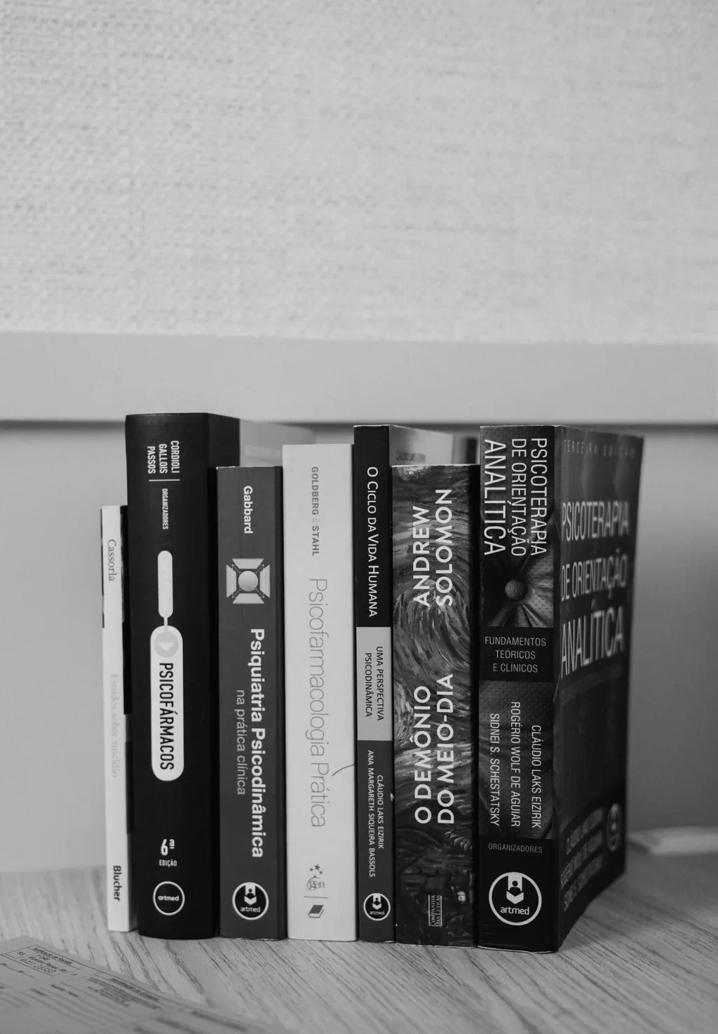 Livros de psiquiatria e psicanálise na estante do consultório